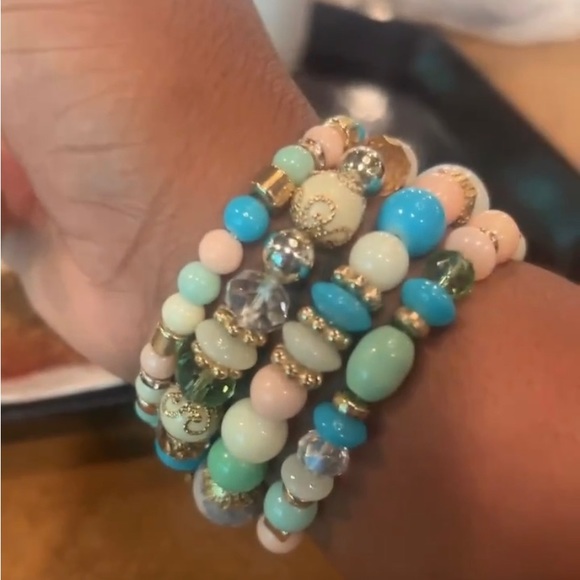 Beautiful Layered Bracelet Set. “I ❤️ U” on gold charm said in many languages - Picture 3 of 9